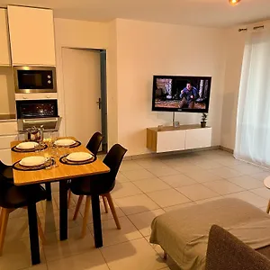 https://appartement-cosy-bron.hotels-rhonealpes.com